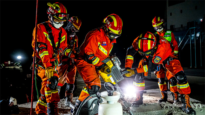 有一种榜样叫“火焰蓝”冰球突破豪华版在黄浦(图2) 有一种榜样叫“火焰蓝”冰球突破豪华版在黄浦(图2)